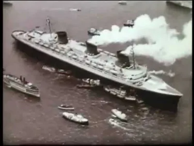 Dans quel port le paquebot Normandie a-t-il connu une fin tragique en chavirant après un incendie ?