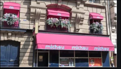 (1931-2020) – Un clin d'oeil à Michou (né Michel Georges Catty) natif d'Amiens. C'est en 1949, qu'il débarqua gare du Nord pour conquérir Paris. Il deviendra le "Maître des nuits montmartroises" pendant plus de 60 ans. 
À quelle date eut lieu, l'ouverture de son cabaret mythique dénommé "Chez Michou" ?