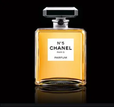 (1883-1971)  L'histoire nous dit qu'elle a vécu en Picardie : Gabrielle Chanel dite Coco Chanel. Un clin d'il à cette grande couturière française qui a révolutionné la silhouette féminine et qui a été la première à lancer un parfum-couture. 
En quelle année, le N° 5 de Chanel est-il commercialisé ?