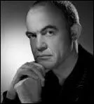 Quel styliste originaire d'Arles a travaill chez Patou avant de lancer sa griffe en 1987 ?