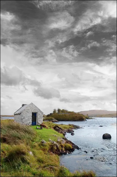 Qui chantait "Des nuages noirs qui viennent du nord colorent la terre, les lacs et les rivières, c'est le décor du Connemara" ?