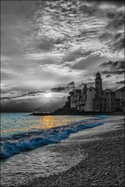 Le mot "nuage" se traduit, en anglais par "cloud". À quel groupe doit-on "Obscured by clouds" ?