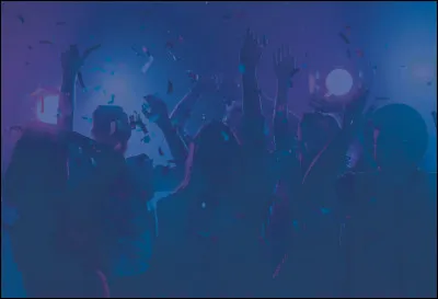 Le garçon le plus populaire de l’école t’invite à une soirée. Que fais-tu ?