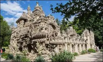 Dans quelle ville de la Drôme peut-on visiter le palais du Facteur Cheval ?