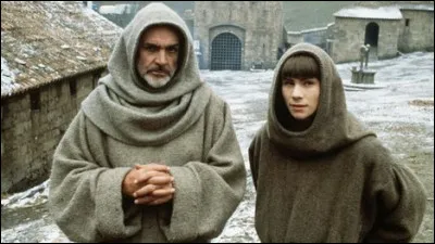 "Le Nom de la rose" sorti en 1986 est un film à grand spectacle qui se déroule comme une enquête policière au Moyen Âge. Qui est le romancier qui a inspiré le scénario ?