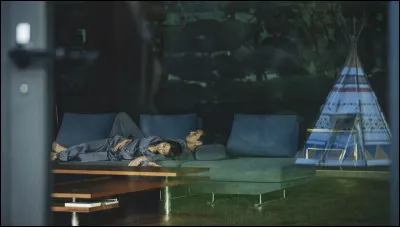 Dans ce film, le fils d'une famille au ch&ocirc;mage se fait embaucher comme professeur d'anglais dans une famille riche et lui et sa famille s'immiscent de plus en plus dans cette maison. Quel est ce film ?