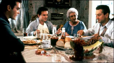 Dans ce film, un homme qui r&ecirc;vait d'&ecirc;tre gangster s'associe avec deux mafieux violents et il se croit invincible lorsqu'il commence &agrave; fr&eacute;quenter Karen. Quel est ce film ?