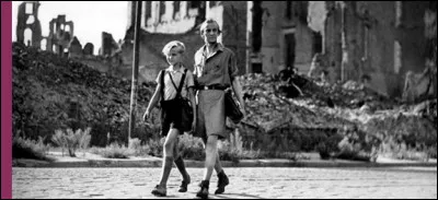 A Berlin, l'été après la capitulation allemande, la famille Köhler est obligée de partager avec quatre autres locataires un appartement trop petit. Qui réalise "Allemagne année zéro" ?