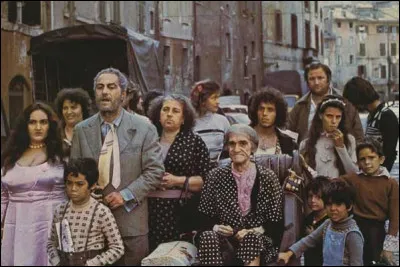 "Affreux, sales et méchants" raconte la vie quotidienne d'une famille italienne du quart-monde, dans un bidonville de Rome au début des années 1970. Une vingtaine de personnes  parents, enfants, leurs conjoints ou amants, petits-enfants et la grand-mère  s'entassent dans un sordide taudis, vivant de larcins et de prostitution. De qui est ce film ?