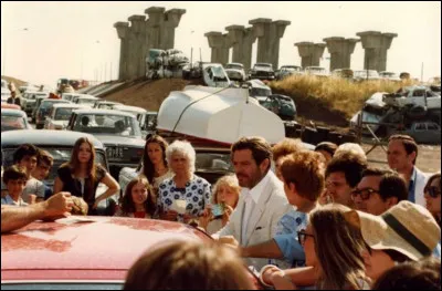 Dans "Le grand embouteillage", des centaines de voitures se retrouvent bloquées sur une autoroute dans un immense embouteillage. La journée se termine puis la nuit tombe alors qu'aucune amélioration ne semble envisageable. La situation extrême et la promiscuité vont révéler ou engendrer une multitude de comportements. De qui est le film ?