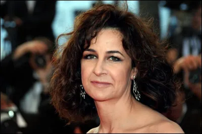Actrice, mais aussi chanteuse, Valérie...