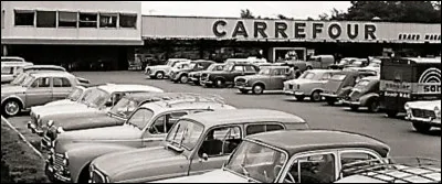 "Le Guépard", film de Luchino Visconti, reçoit la Palme d'or au Festival de Cannes / Carrefour ouvre le premier hypermarché en France à Sainte-Geneviève des Bois : c'était en ...