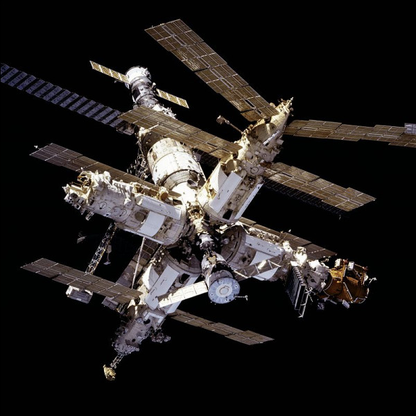 En quelle année la station spatiale Mir a-t-elle été volontairement détruite ?