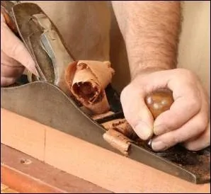 Avec quel outil le menuisier travaille-t-il ?