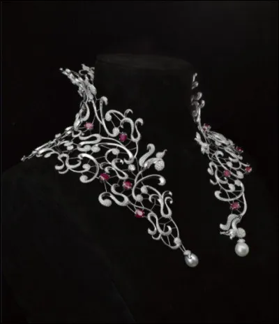 &Agrave; qui doit-on la fabrication de ce bijou ?