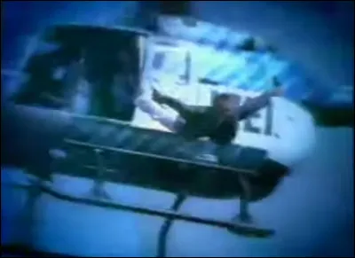 Dans les intro des saisons 5 à 16, on y voit brièvement Semir sauter d'un hélicoptère, mais de quel épisode ce moment est-il tiré ?