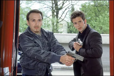 Durant combien de saisons le titre de l'épisode est de couleur blanche souligné d'un trait rouge dans la version FR ?