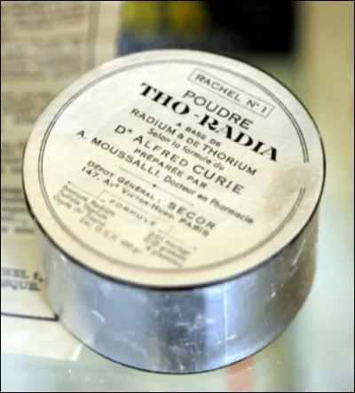 Pour vous Madame, "Tho-Radia" existe aussi en poudre, améliorée avec de l'oxyde de ...