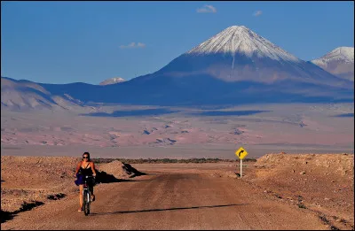 Le désert d'Atacama est un désert situé en/au ...