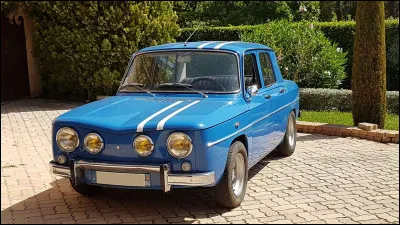 Certains considèrent cette berline comme la première GTI puisqu'elle est l'une des premières compactes ayant des performances sportives pour un tarif de voiture de série. Comment s'appelle-t-elle ?