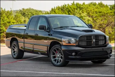 Qu'y a-t-il d'illogique de voir un moteur de pick-up dans un véhicule que les Américains appellent une "camion" ? Je pense que le problème vient du moteur puisque celui-ci a équipé l'une des sportives américaines les plus dangereuses jamais construites. Quel autre véhicule américain s'est vu équipé de ce même moteur ?