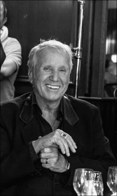 Yves Rénier démarre sa carrière cinématographique en 1961, dans le film "Le Comte de Monte-Cristo", réalisé par...