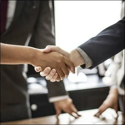 Quel terme d&eacute;signe une s&eacute;rie de d&eacute;marches pour obtenir un accord ou une affaire ?