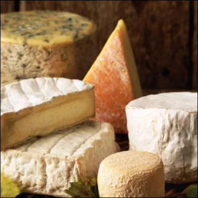Comment appelle-t-on l�ustensile de cuisine perc&eacute; de trous utilis&eacute; pour faire &eacute;goutter le fromage pendant sa conception ?