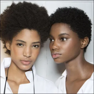 Pourquoi a-t-elle les cheveux courts &agrave; un moment ?