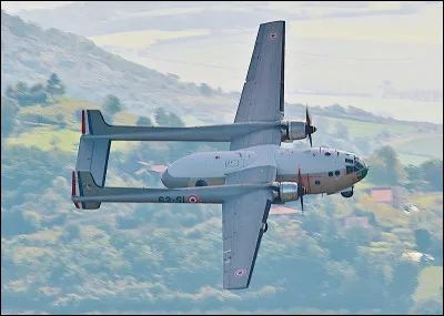 Quel est cet avion de transport militaire français, un bimoteur à ailes hautes mis en service de 1953 à 1998 et surnommé "la Grise" ?