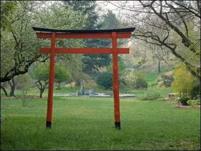 Récréation > Ce portique en pleine nature devrait vous rappeler une petite chanson, genre "colonie de vacances" : laquelle ?