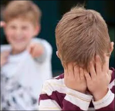 En marchant dans ton quartier, tu remarques dans une impasse un enfant qui se fait racketter, comment réagis-tu ?