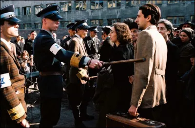 "Le pianiste", film de Roman Polanski reçoit la Palme d'or du Festival de Cannes / L'euro est entré en vigueur au 1er janvier : c'était en ...