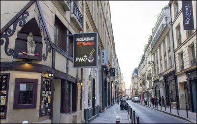 Tu vois quelqu'un tomber dans la rue, que fais-tu ?