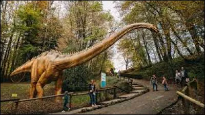Comment s'appelle le parc à thèmes sur les dinosaures et la Préhistoire, situé à Charbonnières-les-Sapins ?