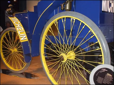 N'empêche que... > Tout le monde fut chocolat - et même baba - lorsque apparut la 1re voiture montée sur pneus, en 1895 : elle s'appelait ...