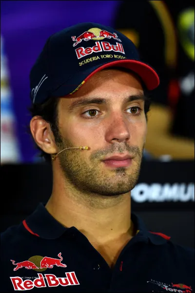 Pilote de la Toro Rosso num&eacute;ro 25, ce pilote &eacute;tait en lice pour succ&eacute;der au baquet de Mark Webber &agrave; la fin de la saison 2013. Cependant, ce fut son co&eacute;quipier, Daniel Ricciardo qui a eu cette opportunit&eacute;. Comment s'appelle ce pilote ?