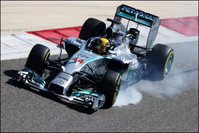 Deuxi&egrave;me saison en gris pour ce pilote britannique. Le num&eacute;ro 44 est appos&eacute; sur cette monoplace ; qui la pilote ?