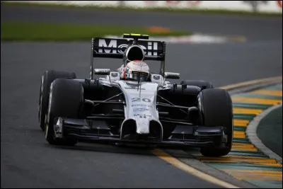 Cette saison 2014 s'est av&eacute;r&eacute;e &ecirc;tre une catastrophe pour McLaren suite &agrave; la nouvelle r&eacute;glementation technique. Cette saison est &agrave; oublier pour le d&eacute;but de la voiture 20. Quel est le nom de ce pilote ?