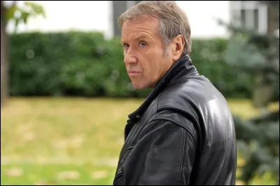 Quel est le grade de Stéphane Carella, le frère de Sophie Magny et beau-frère du commissaire Moulin, qui apparaît dans l'épisode "Affaire de famille" ?