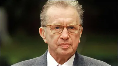 Comment le commissaire Moulin surnommait-il le directeur de la PJ, incarné par le comédien Francis Lax ?