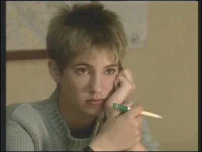 Quelle comédienne a incarné l'inspecteur Scola, surnommée "Poupette" par le commissaire Moulin ?