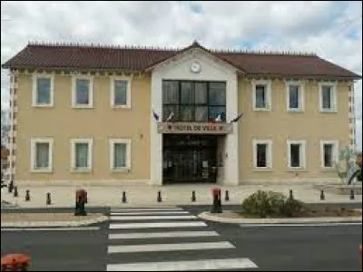 Ancienne commune néo-aquitaine, dans l'arrondissement de Confolens, Roumazières-Loubert se situe dans le département ...