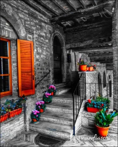 Quel livre a &eacute;t&eacute; &eacute;crit par Pierre Magnan ?