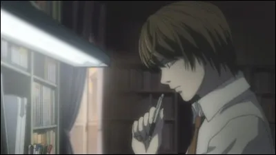 Comment se comporte Light avec ses parents et sa sœur ?