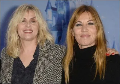 Dans quel domaine principal se sont distinguées Emmanuelle et Mathilde Seigner ?