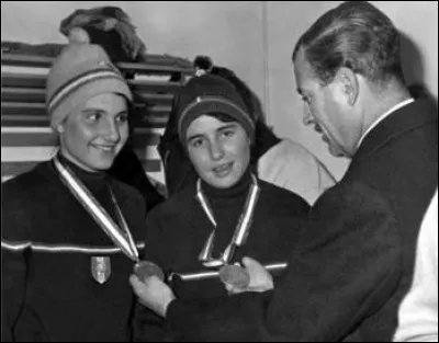 Marielle et Christine Goitschel marquent le ski alpin français en remportant deux médailles d'or aux Jeux olympiques de...