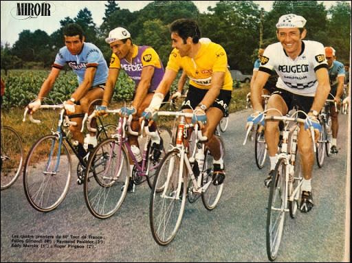 Qui accompagne Merckx sur le podium ?