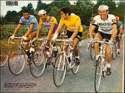 Qui accompagne Merckx sur le podium ?