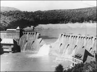 Banqiao (Chine), 1975 > Cet événement est vu comme la plus grande catastrophe industrielle de tous les temps : Typhon + rupture et dynamitage de 62 barrages = 26 000 morts directes + 145 000 ...